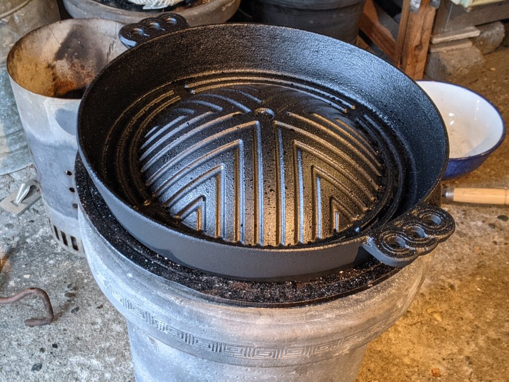 ジンギスカン鍋（鋳鉄、深型、スリットなし）
